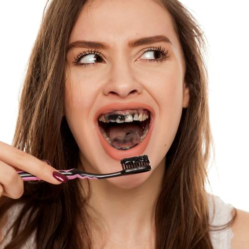 borstar tänderna med aktivt kol